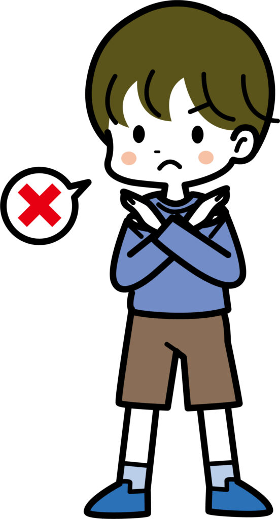 手でバツを作る男の子